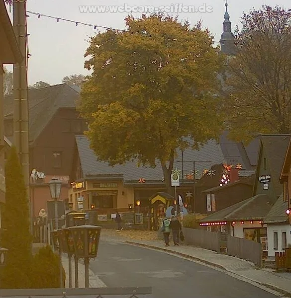 Live-Bild der Webcam Seiffen: Kamera 1 · Weihnachtshaus, Hauptstraße 53, Blick zur Bergkirche – aufgenommen am 20.10.2026 um 17:05 Uhr